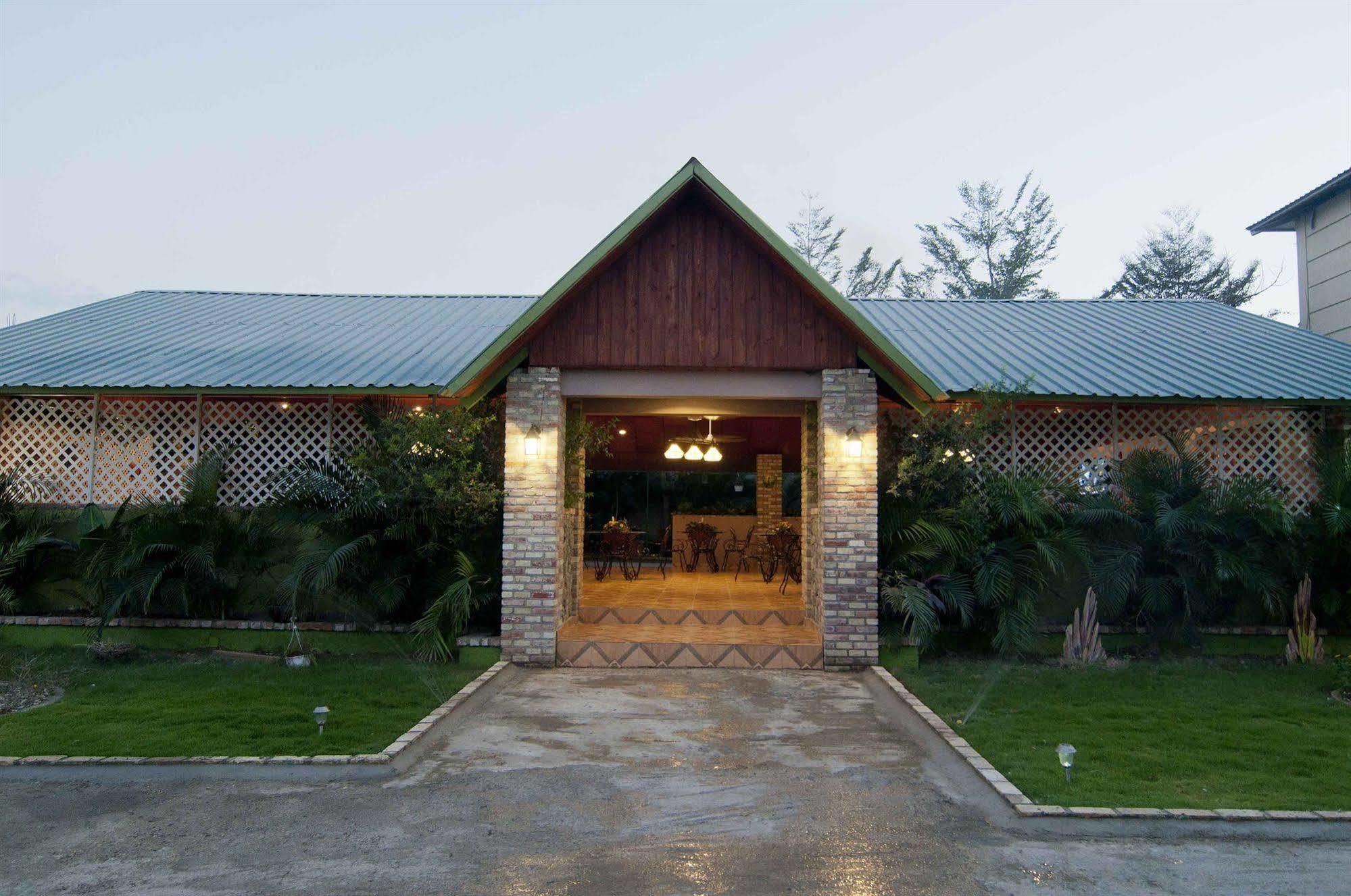 Kemael Hotel Tabarre Esterno foto